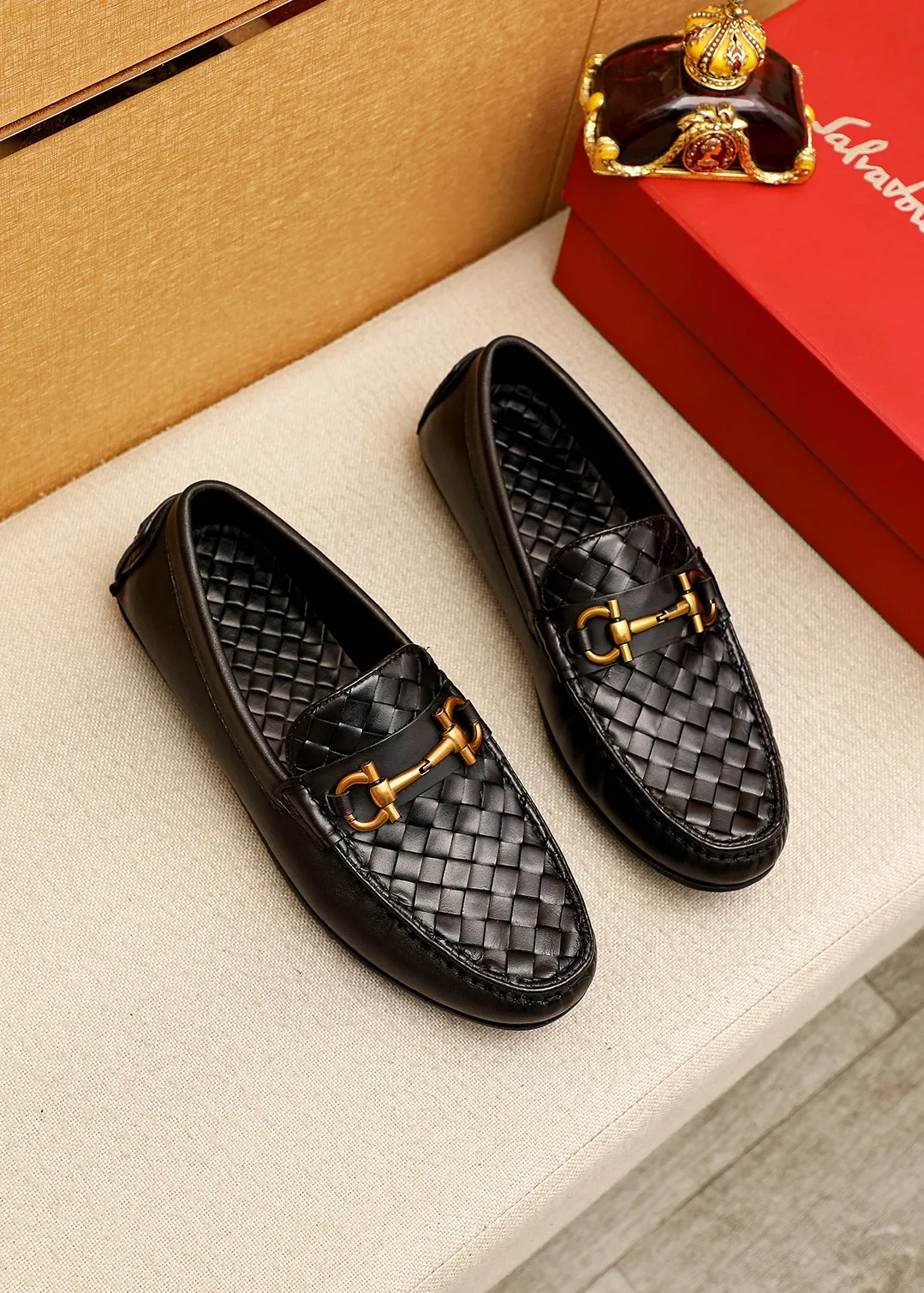 Men's shoes 💰360 💐 Product trademark: Ferragamo "Ferragamo" bean shoes Regular size: 38-44 (45.46🉑️customized) Product materials: Selected imported woven cowhide upper + classic hardware buckle, imported pig leather lining. Strong three-dimensional visual effect, original outsole color: 1⃣️color optional